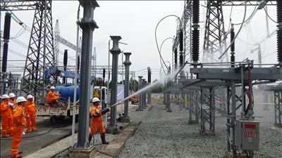 Truyền tải điện Miền Đông 2 tổ chức huấn luyện công tác vệ sinh cách điện lưới điện đang mang điện bằng nước áp lực cao 