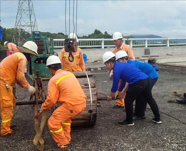 Tuổi trẻ Đội Truyền tải điện Thành phố Hồ Chí Minh 1 xung kích thay dây chống sét đường dây 220kV tại Vũng Tàu, lan tỏa an toàn hành lang lưới điện
