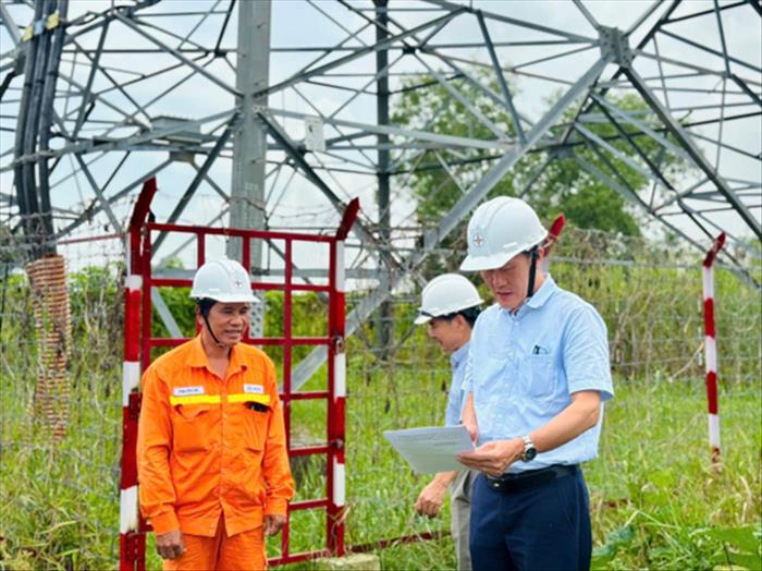Đoàn công tác EVNNPT kiểm tra công tác an ninh, an toàn tại Tổ quản lý vận hành đường dây Nhà Bè 