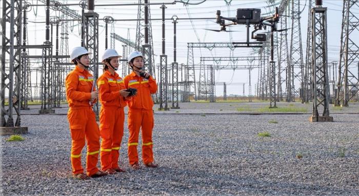 Chào mừng ngày Phụ nữ Việt Nam 20/10: Khi trái tim vận hành cùng dòng điện