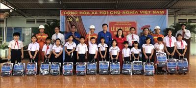 Chi đoàn Truyền tải điện Miền Đông 1 đồng hành cùng các em học sinh nghèo vượt khó trong mùa tựu trường. 