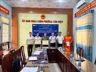Công bố quyết định khen thưởng đột xuất các cá nhân phối hợp bảo vệ an toàn lưới điện 500kV công trình quan trọng liên quan đến An ninh Quốc gia