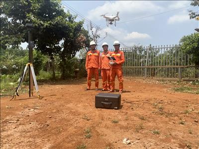 Huấn luyện sử dụng thiết bị bay UAV trong công tác quản lý vận hành đường dây truyền tải điện