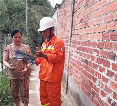 Tuyên truyền vận động người dân tỉnh Tiền Giang chằng néo mái nhà trước mùa mưa bão năm 2023.