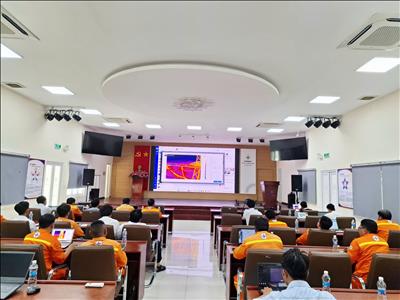 Công ty Truyền tải điện 4 tổ chức đào tạo ứng dụng UAV kiểm tra phát nhiệt thiết bị đường dây, trạm biến áp