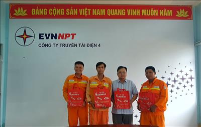 Công đoàn Tổ TTLĐ Long An trao tặng bánh trung thu - lan tỏa hơi ấm nghĩa tình đến đoàn viên, người lao động