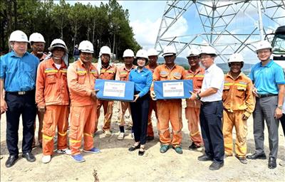 Tổng Liên đoàn lao động Việt Nam thăm hỏi, trao quà cho người lao động thi công đường dây 500kV mạch 3 tại Nghệ An