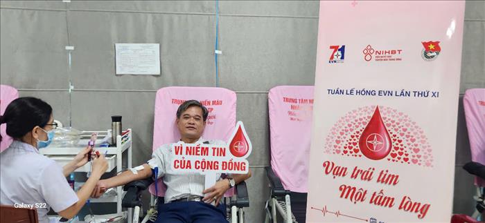 Đội Truyền tải điện Tây Ninh tích cực hưởng ứng tuần lễ hồng EVN lần thứ XI