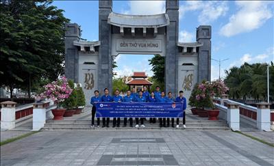 Tuổi trẻ EVNNPT dâng hương Đền thờ Vua Hùng và tặng quà gia đình chính sách tại Cần Thơ