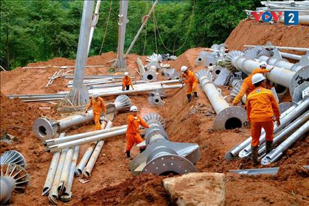 Truyền tải điện Hà Nội vượt nắng gió dựng cột 500kV Lào Cai – Vĩnh Yên