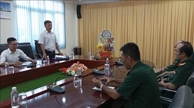 Bộ Tư lệnh TP. Hồ Chí Minh thăm hỏi, tặng quà cho lực lượng tư vệ Công ty Truyền tải điện 4 