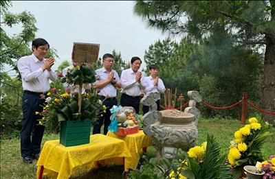 Đoàn công tác EVNNPT viếng mộ Đại tướng Võ Nguyên Giáp
