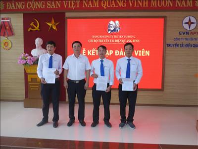 Chi bộ Truyền tải điện Quảng Bình (PTC2) tổ chức Lễ kết nạp đảng viên mới.