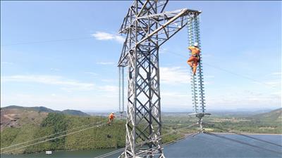 Chuyện những người lính truyền tải treo mình trong tiết trời nắng nóng