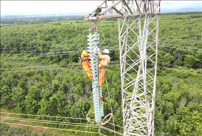 Truyền tải điện Quảng Trị tăng cường sửa chữa đường dây 500kV đảm bảo cung cấp điện mùa khô