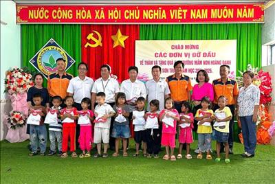 Tiếp sức 2 trường học trên địa bàn xã Sơn Trung, huyện Khánh Sơn, tỉnh Khánh Hoà trước thềm năm học mới 