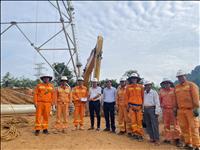Phó Tổng giám đốc EVNNPT Hoàng Văn Tuyên kiểm tra công trường và động viên người lao động thi công Dự án đường dây 500kV Lào Cai – Vĩnh Yên