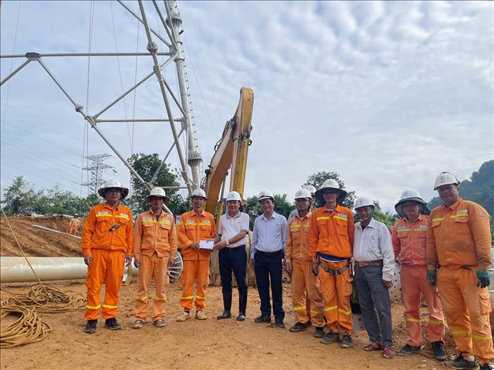 Phó Tổng giám đốc EVNNPT Hoàng Văn Tuyên kiểm tra công trường và động viên người lao động thi công Dự án đường dây 500kV Lào Cai – Vĩnh Yên