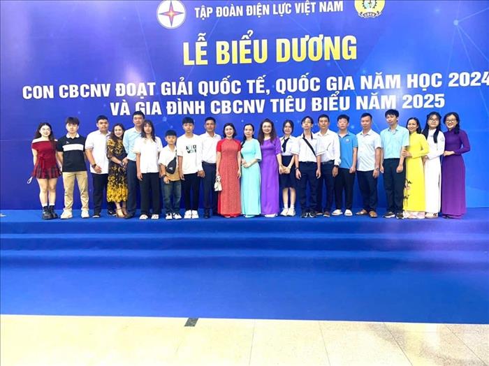04 cá nhân, 01 tập thể nữ EVNNPT đạt giải các cuộc thi của EVN; 8 cháu đạt thành tích cao và 3 gia đình tiêu biểu được tôn vinh