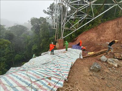 Lính truyền tải canh giữ nguồn sáng nơi tâm lũ miền Trung