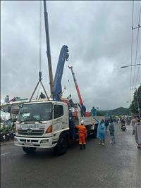 Công ty Truyền tải điện 3 khẩn trương ứng cứu phương tiện, huy động cano hỗ trợ công tác cứu trợ người dân