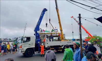 Công ty Truyền tải điện 3 khẩn trương ứng cứu phương tiện, huy động cano hỗ trợ công tác cứu trợ người dân