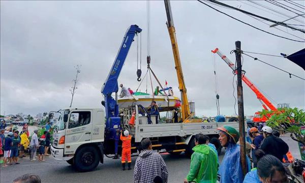 Công ty Truyền tải điện 3 khẩn trương ứng cứu phương tiện, huy động cano hỗ trợ công tác cứu trợ người dân