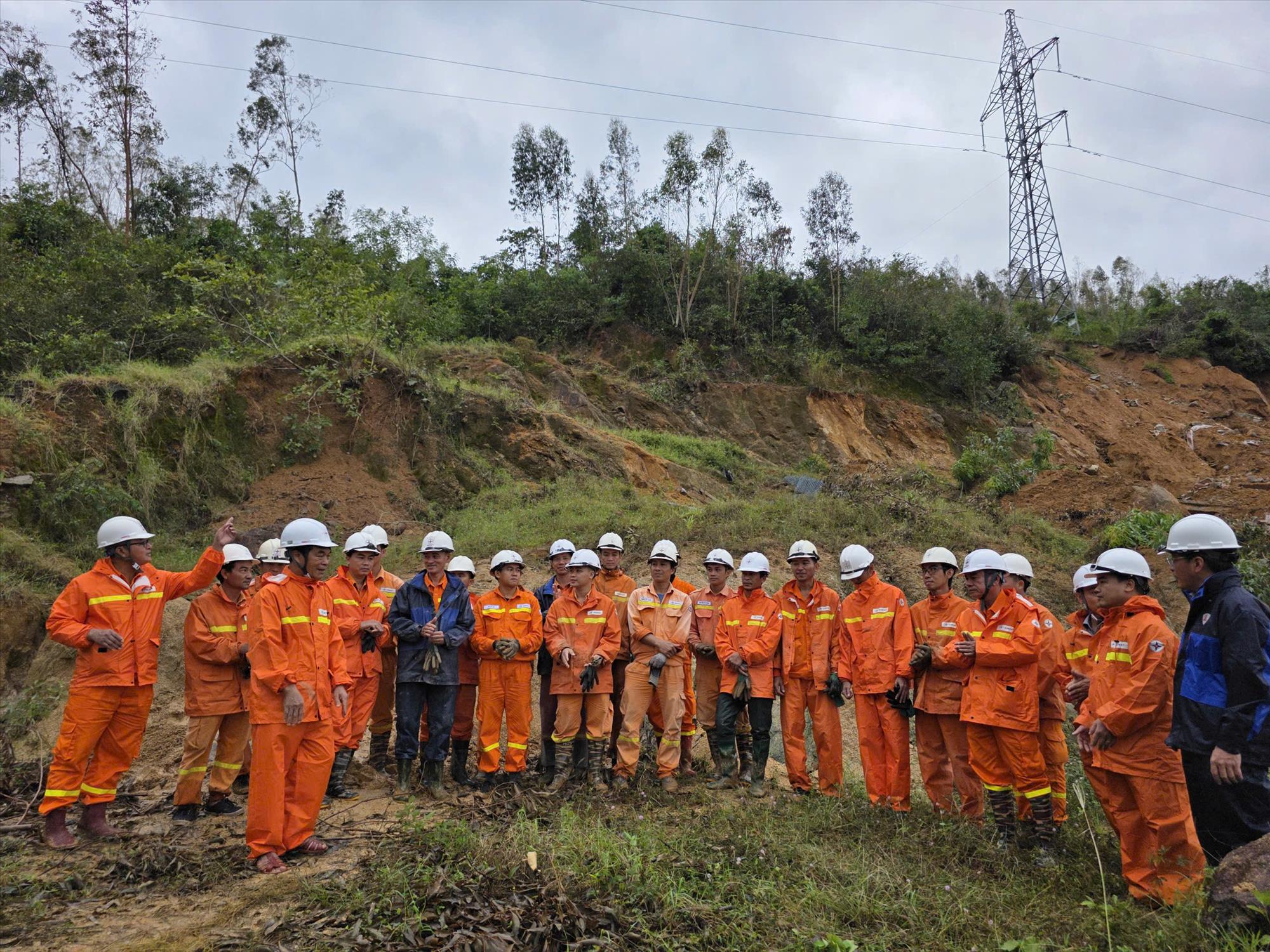 Lãnh đạo Công ty Truyền tải điện 3 kiểm tra công tác vận hành lưới điện sau lũ tại Gia Lai