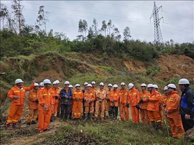Lãnh đạo Công ty Truyền tải điện 3 kiểm tra công tác vận hành lưới điện sau lũ tại Gia Lai