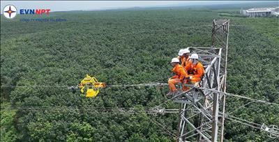 Xem robot quấn tưa dây chống sét trên đường dây 500kV mà không phải cắt điện