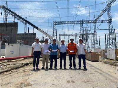 Động viên thăm hỏi người lao động trên công trường dự án Lắp máy 2 Trạm biến áp 500kV Tây Hà Nội