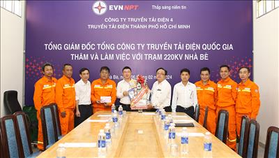 Tổng giám đốc EVNNPT Phạm Lê Phú kiểm tra công tác đảm bảo điện và động viên người lao động dịp Tết tại Truyền tải điện TP.HCM