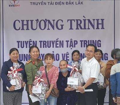 Truyền tải điện Đắk Lắk tổ chức tuyên truyền  bảo vệ hành lang an toàn lưới điện kết hợp an sinh xã hội