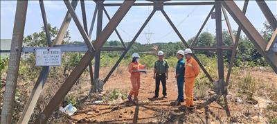 Kiểm tra đảm bảo an ninh, an toàn lưới điện truyền tải khu vực tỉnh Đắk Nông trước Lễ 30/4 và 01/5/2024