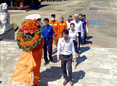 TTĐ Đà Nẵng dâng hương tri ân Đài Tưởng niệm Liệt sĩ huyện Hòa Vang 